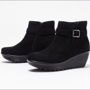 Skechers Suede Parallel Wedge Boots